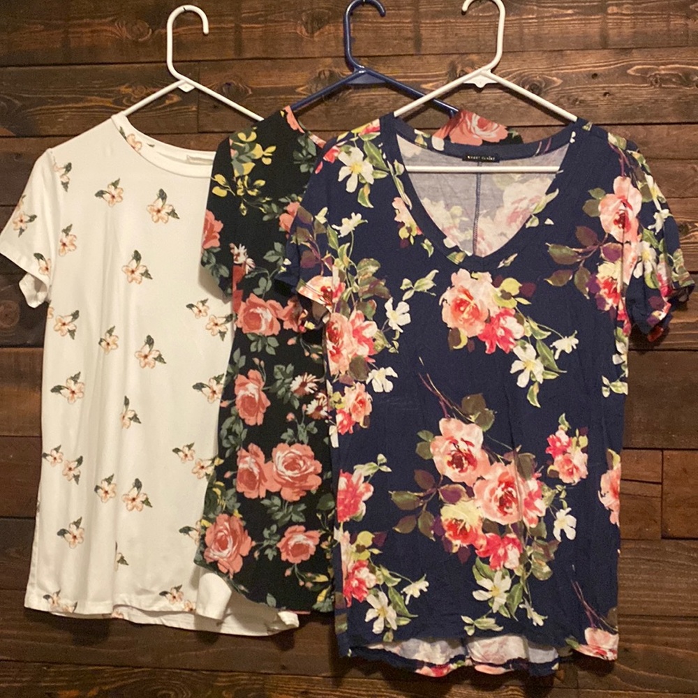 A lot of 3 floral tops
